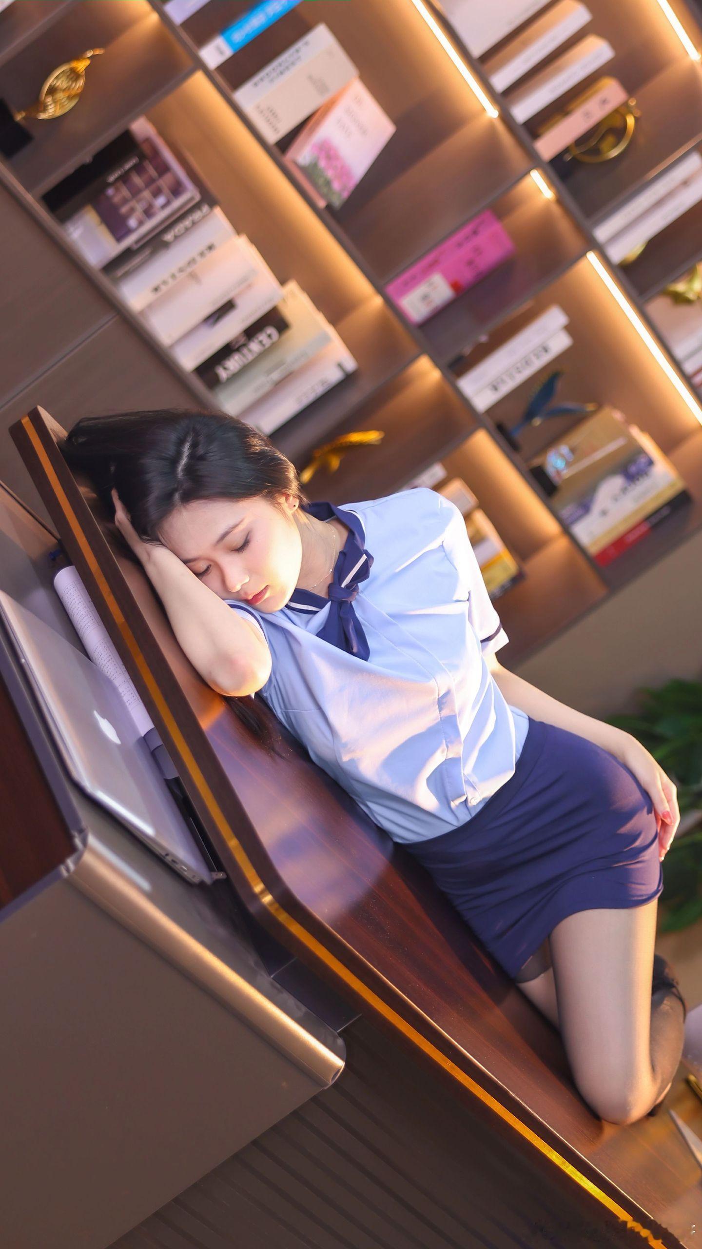 丝袜勾丝了也好看~ 