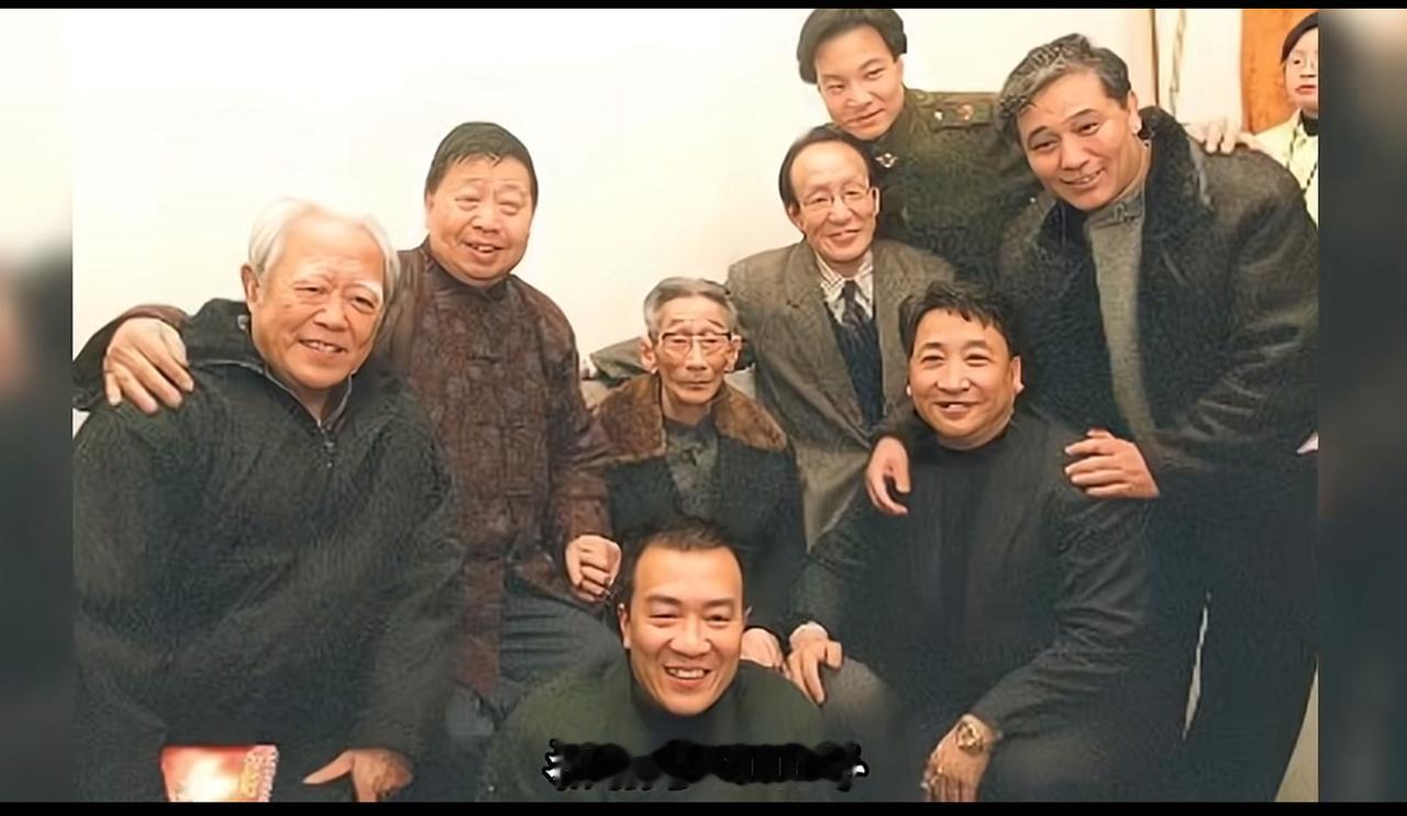 2001 年，相声界四世同堂的一张珍贵留影，都是德艺双馨的老艺术家，我敢打赌，认