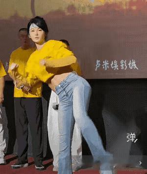 星爷身边的这个女子，是真有功夫的，看样子也不是花拳绣腿，应该是有真本事！星爷拍电