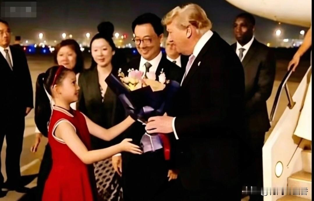 惊艳全场！
一眼读懂大国底气
献花红裙女孩从容出圈…
 
一袭红裙惊艳外交迎宾现