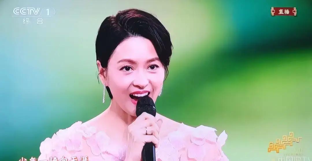 梁咏琪在B站跨年夜唱《立春》那一下，弹幕直接刷爆。

她穿一身淡绿长裙，站在铺满