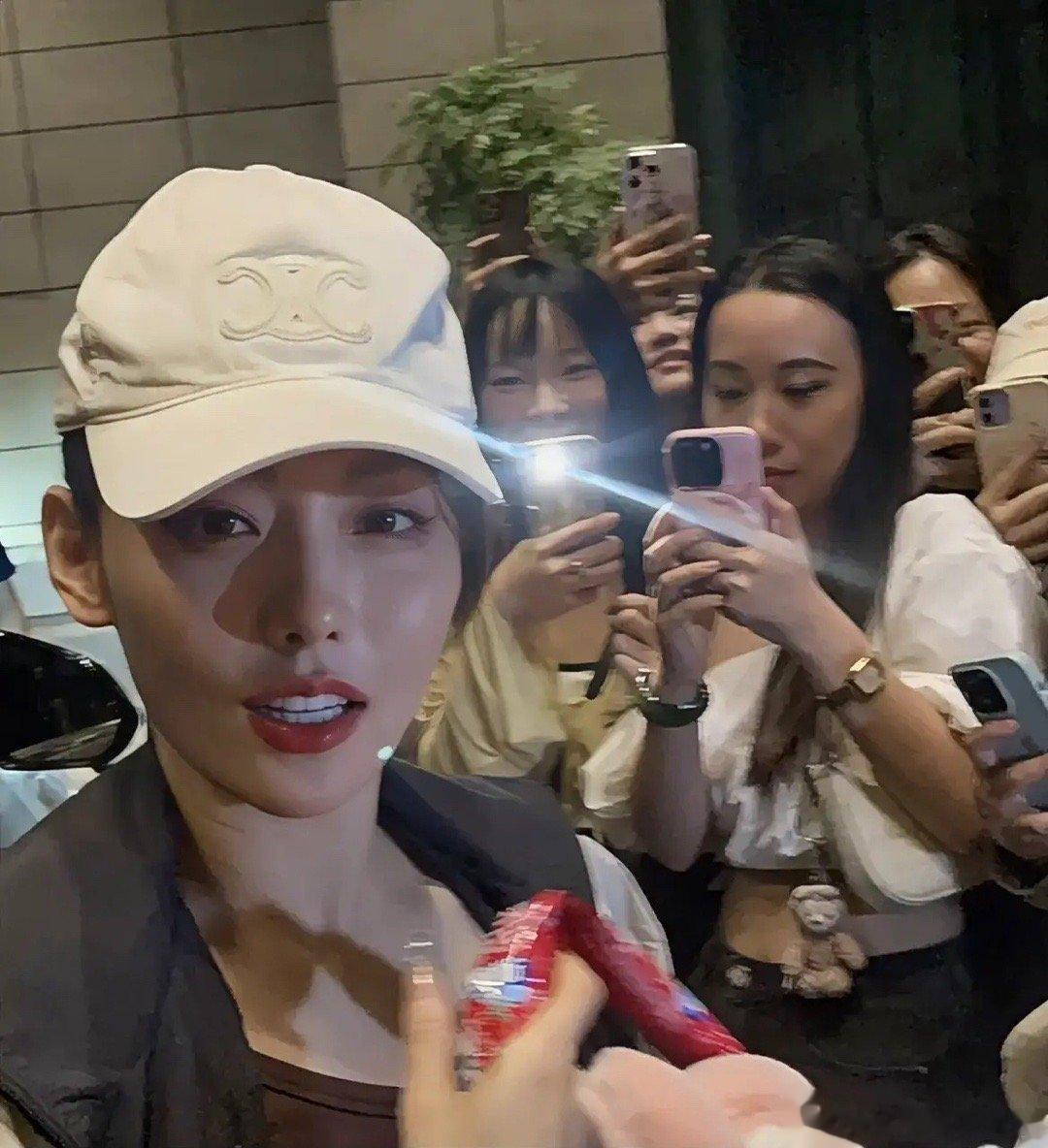 #乘风成团夜#张嘉倪成团夜彩排结束生图，她本人很瘦，个子不高，皮肤比较黑，颧骨有