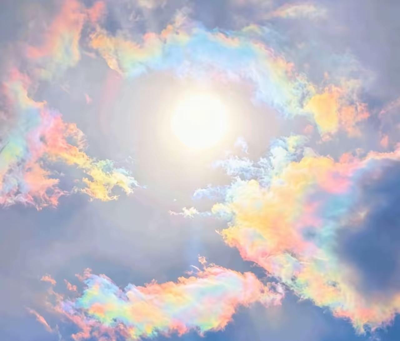 昨天北京上空惊现绝美七彩祥云，祥瑞天降，是不是我们毫无悬念的以压倒性的优势取得了