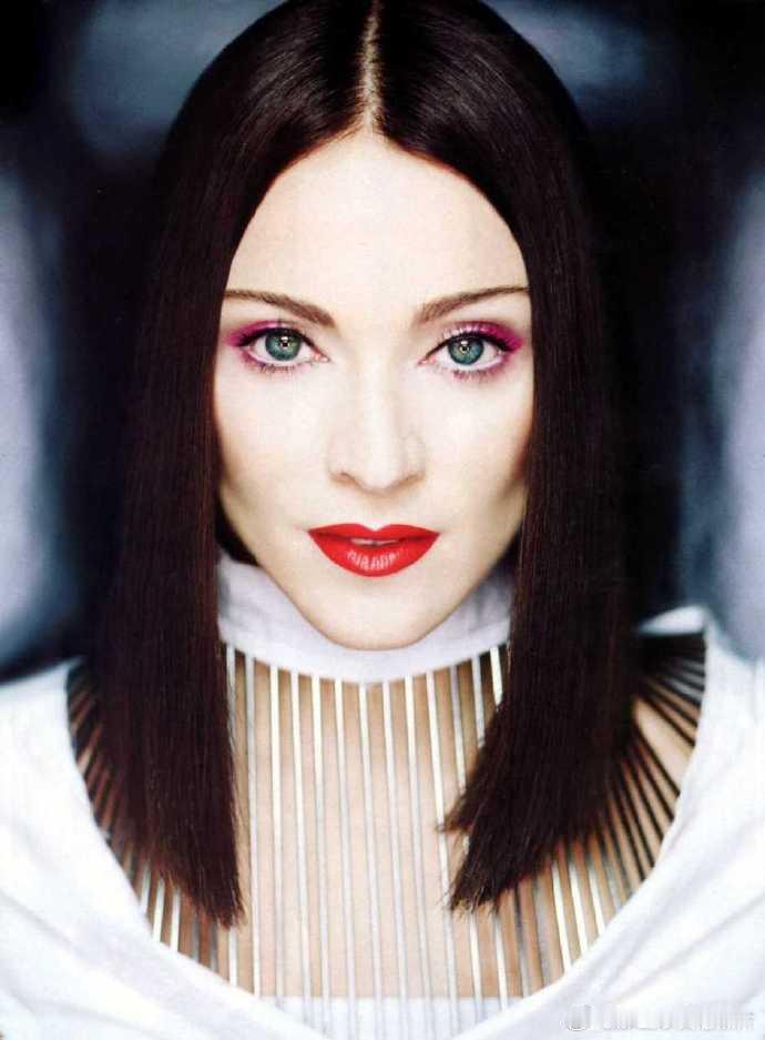 1999年美国版《时尚芭莎》杂志二月刊上的麦当娜 