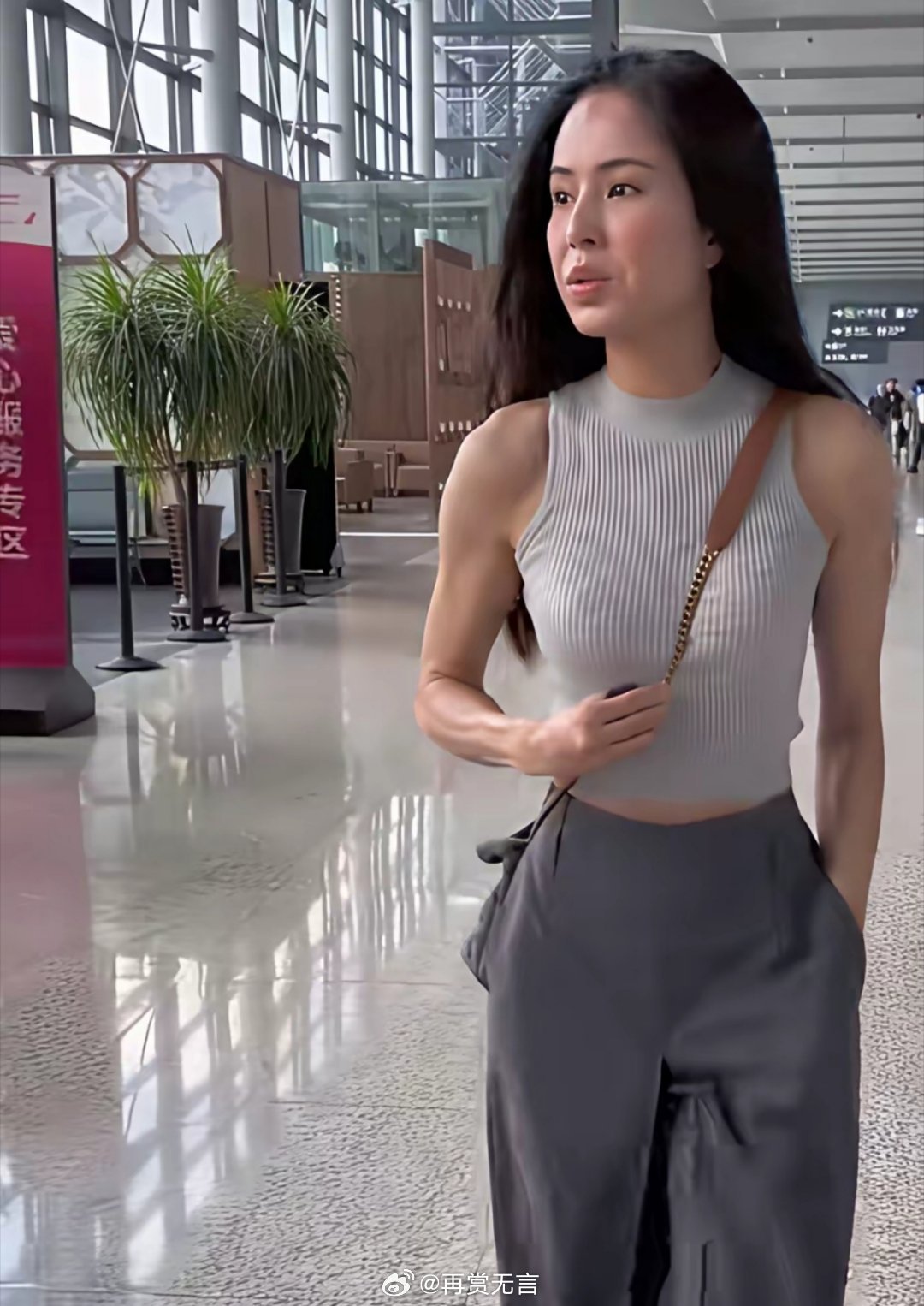 小时候看她的剧长大的，现在都年近70了，还跟30岁的姐姐似的！ 