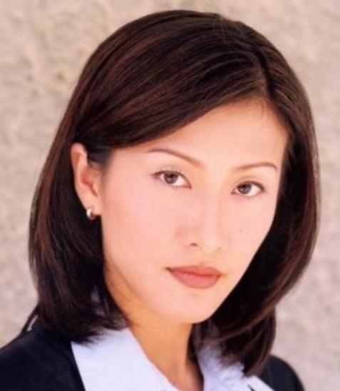 2001年，陈慧珊为了抱紧梁锦松的大腿，主动抛弃了自己的丈夫，不曾想，梁锦松却因