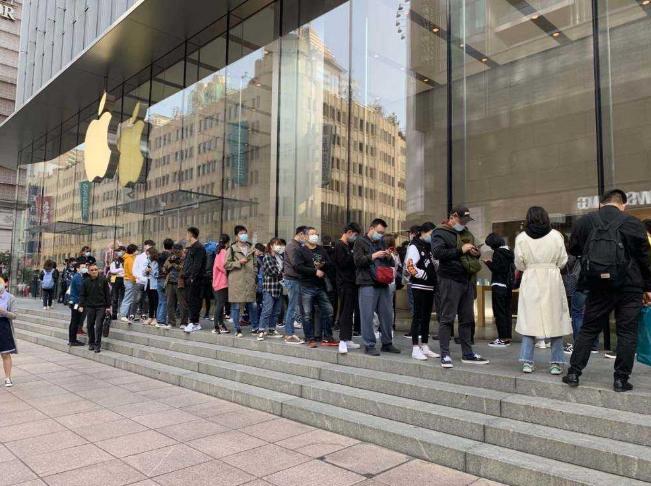 突然发现，中国年轻人不是没钱消费了，而是消费观念彻底变了！
 
关心iPhone