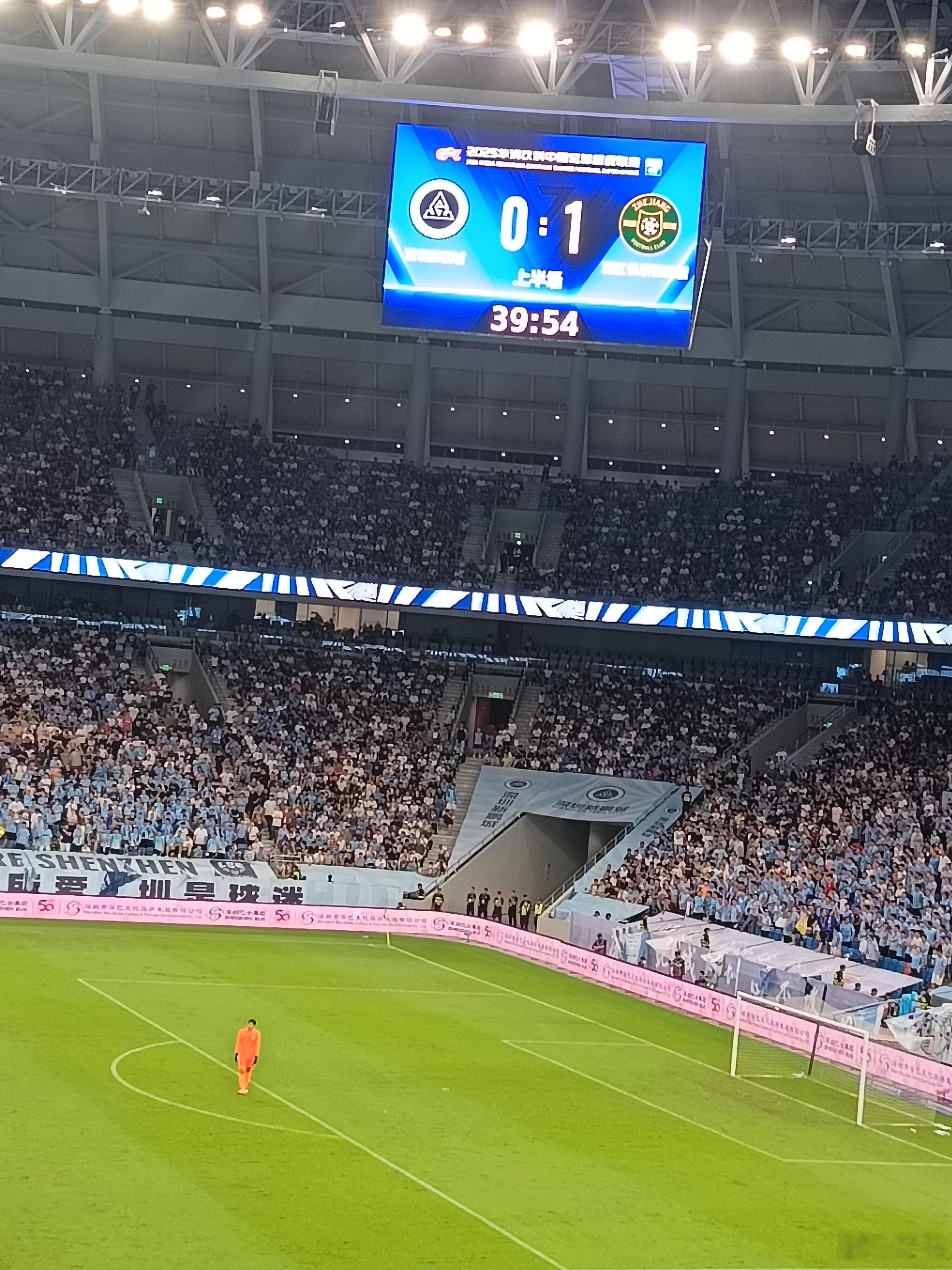 第38分钟，浙江队弗兰克进球，浙江队1-0领先。在此之前，深圳新鹏城门将季家葆的