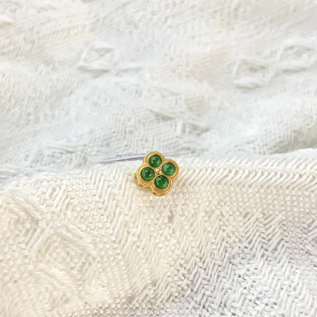 指尖的一抹灵气｜3mm翡翠四叶草路路通 🍀是那种让人心生欢喜的小确幸。约3mm