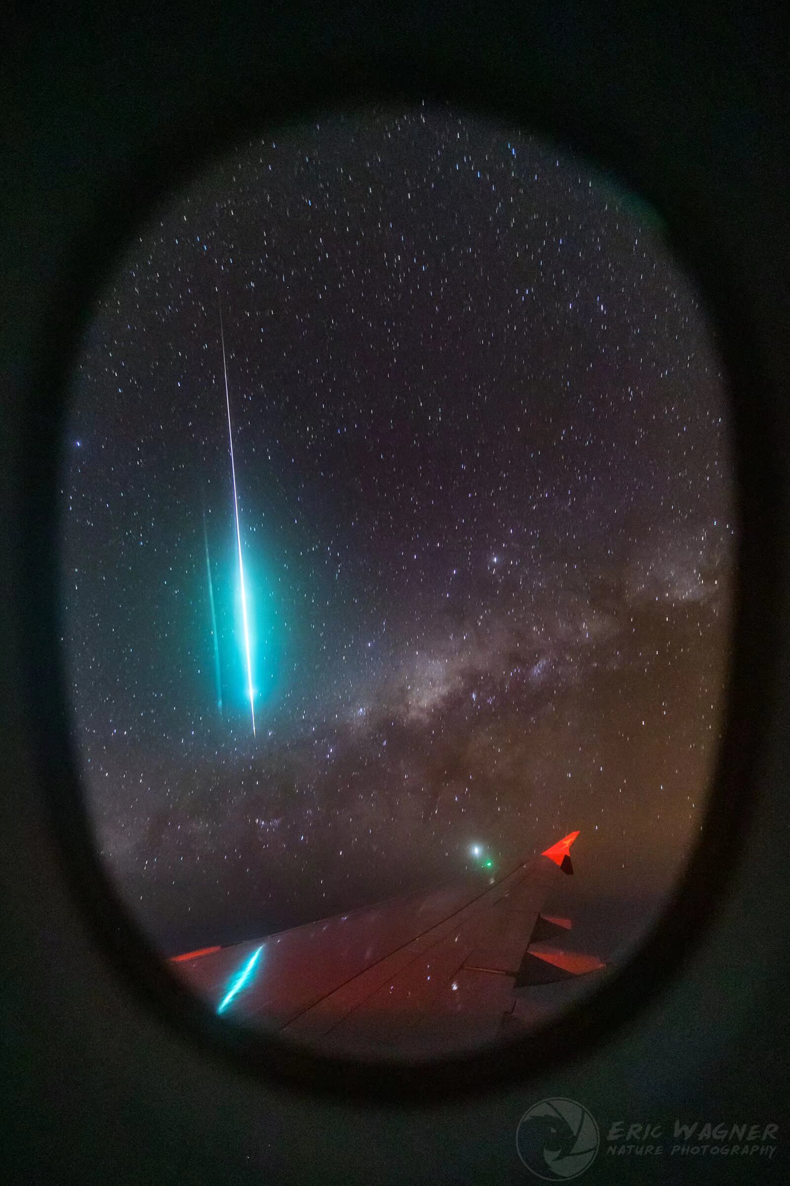 这道明亮绿色的流星迹，除了倒映在A380飞机的机翼之外，也在双层结构的窗户形成内