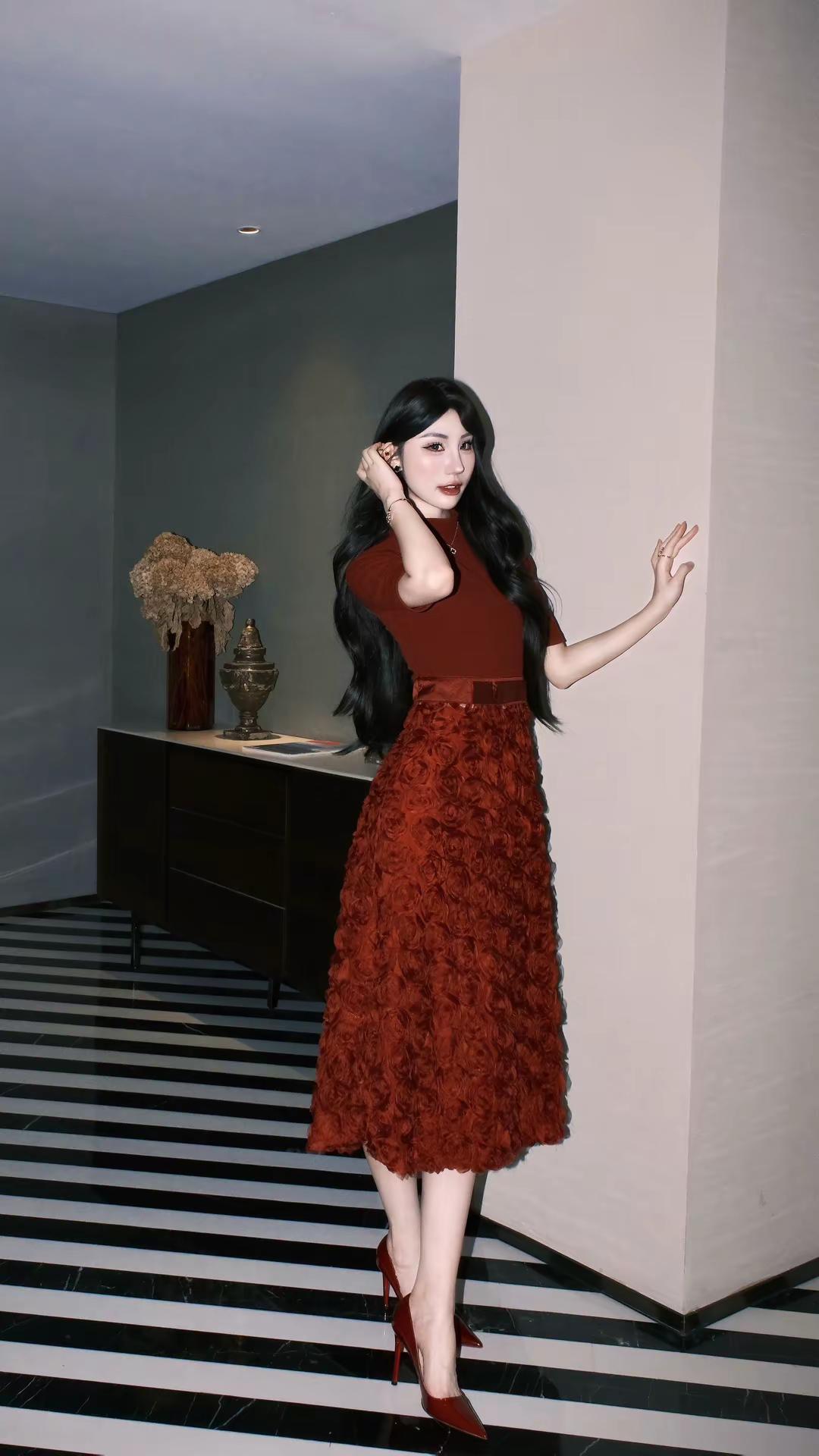 看着我。玫瑰 红裙 新中式 穿搭