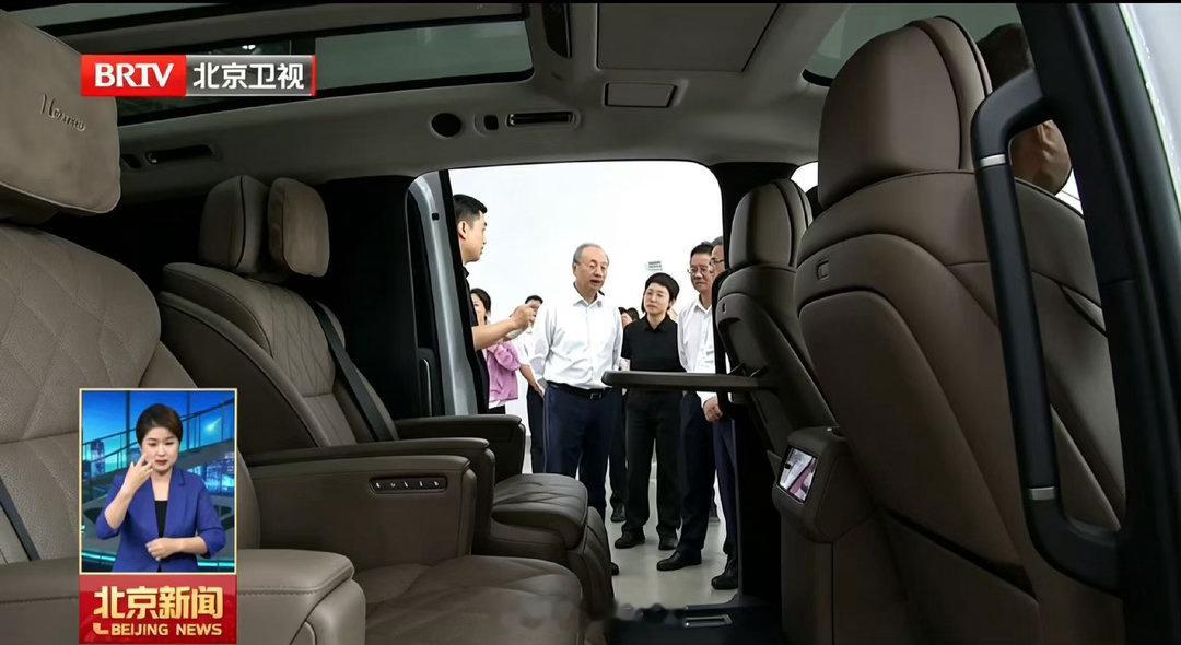 北京卫视四五秒的画面，提前把新款理想 MEGA Home 的内饰露出来了- 菱形