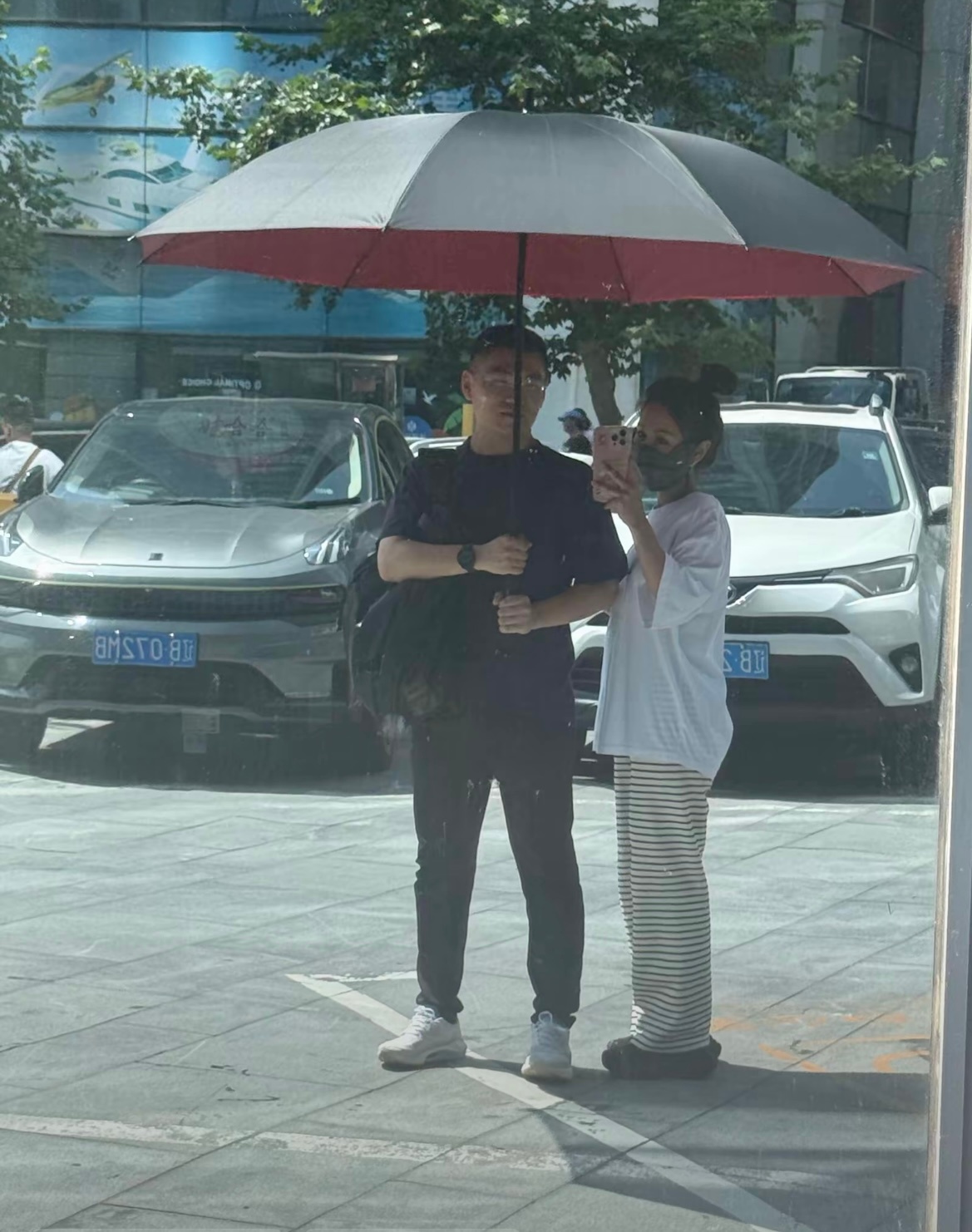 爱是一把顶在头上也要倾斜的雨伞🥹日子怎么可能和谁过都一样呢 