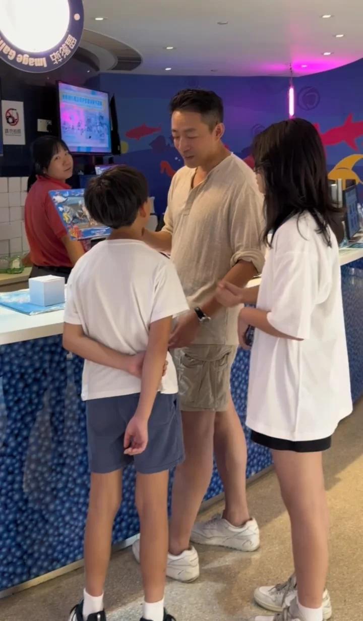 我不是谁的粉丝，如果非要说粉丝，我更同情孩子吧。汪被诟病的雨中深情表演，在我看来