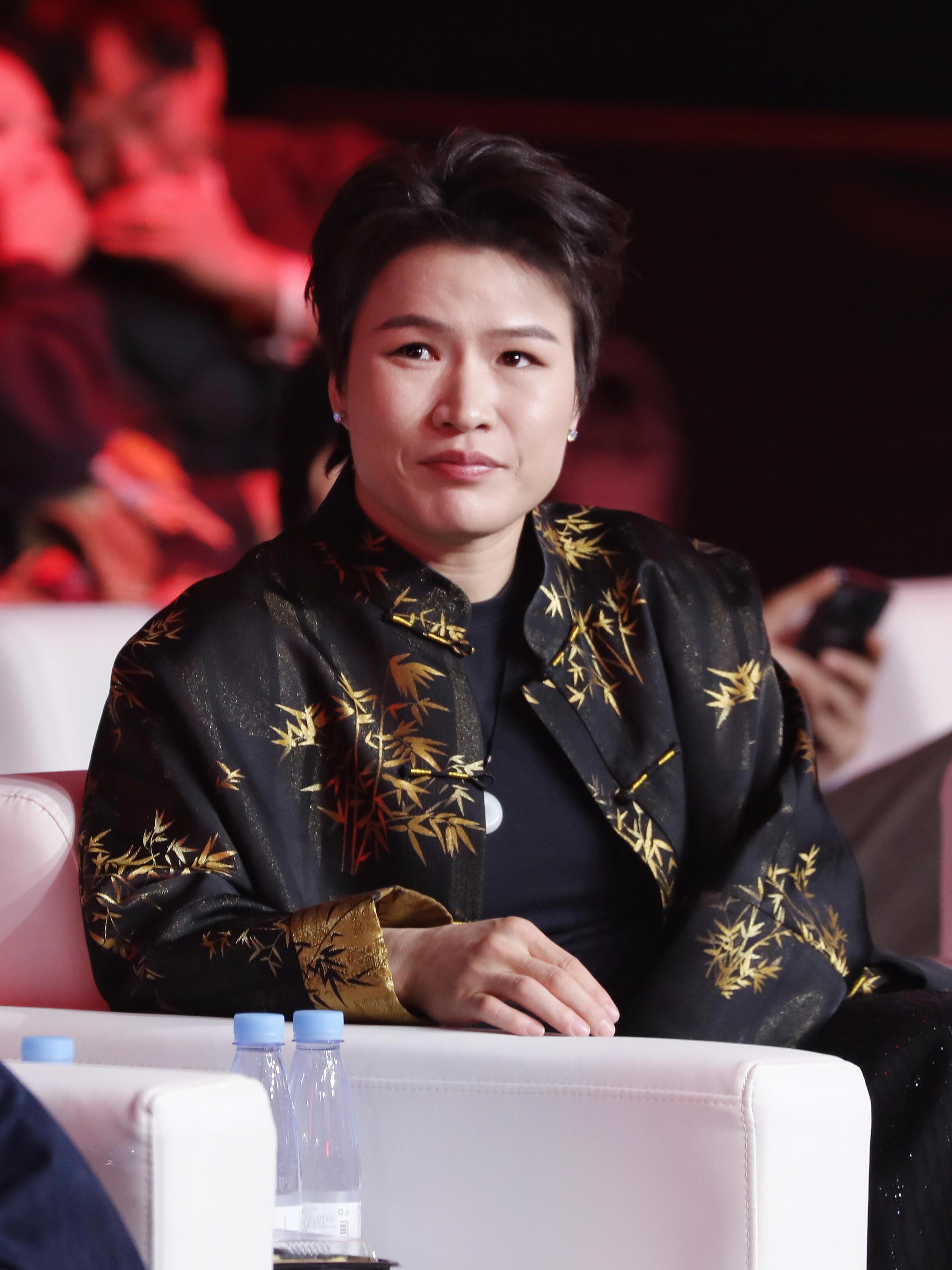 张伟丽都防不住的女人出现了 震惊！格斗场外的张萌才是终极boss。张伟丽被“萌式