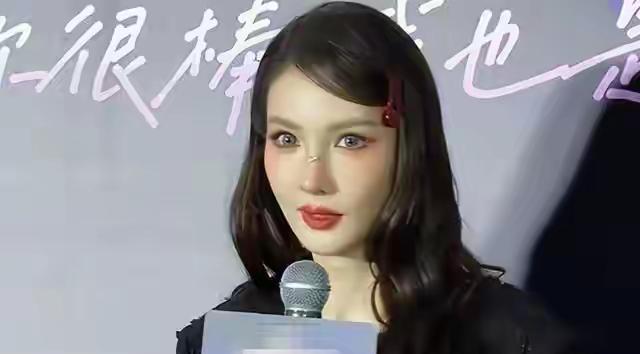 金晨的脸，亲妈都快认不出了？
最近一次线下活动，生图里的她鼻尖尖锐，下巴形态也变