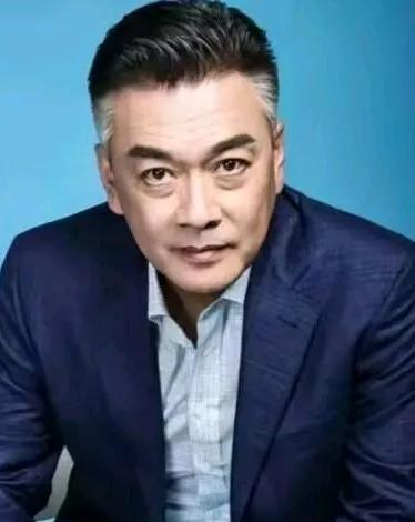 第一次见他是在《公关小姐》这部电视剧里面，当时他一出场那种感觉那真叫一个高大帅气