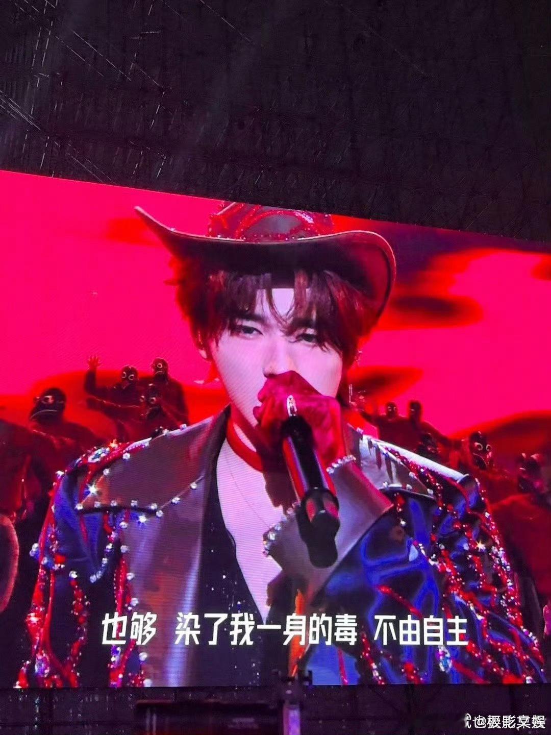 宋亚轩solo造型，红色look，好棒 