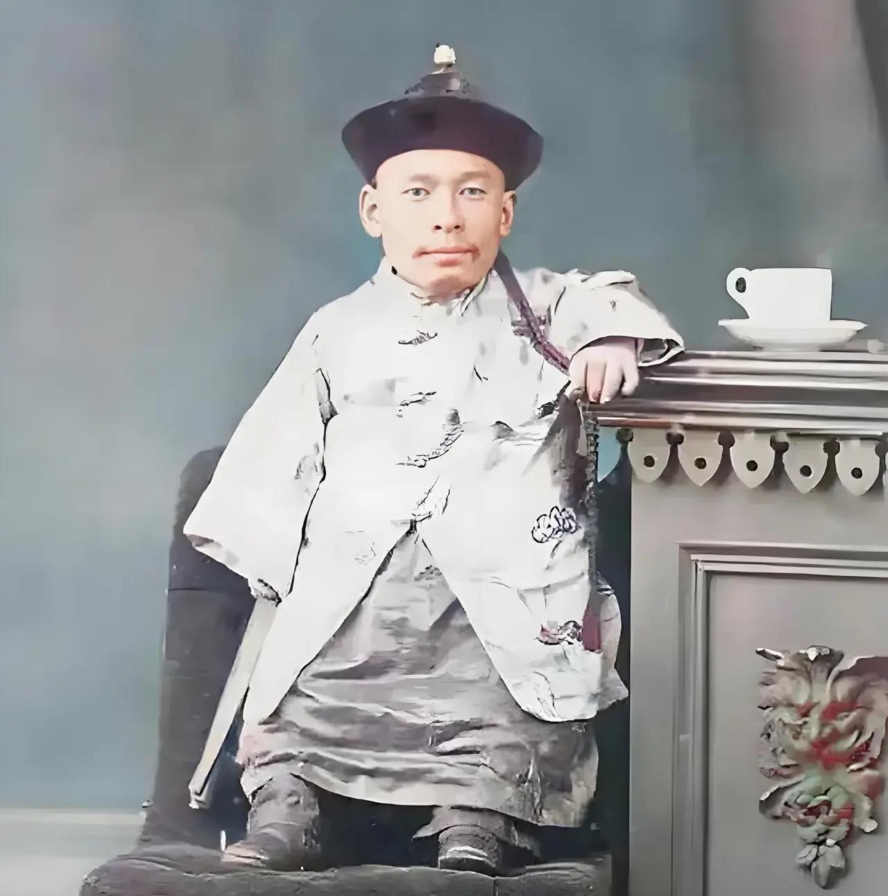 这张照片，是一位清朝侏儒，名叫陈三宝，被一个洋人骗到了国外。这个洋人骗他说，你到