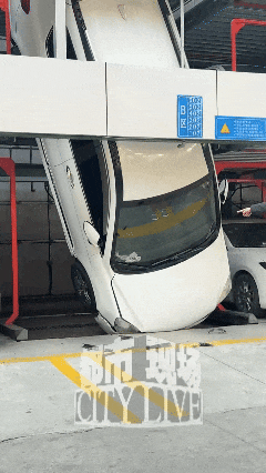 河南一医院立体车库小车“倒栽葱”掉落被卡，医院回应：车内无人，属车辆手刹问题，不