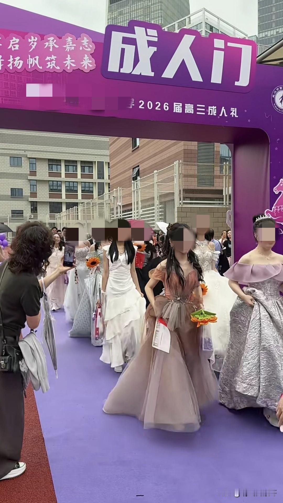今年大家似乎对“成人礼”的着装开始在意了，特别是当那个校长说出“他们是成人了，不