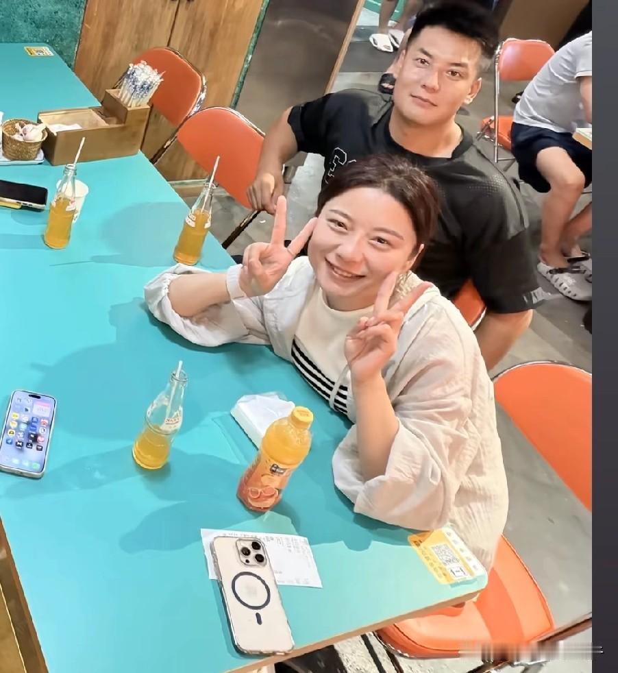黑梅梅喜欢的男生来了，大家看看有没有夫妻相？
这样的帅哥，是个女的估计都得沦陷呀