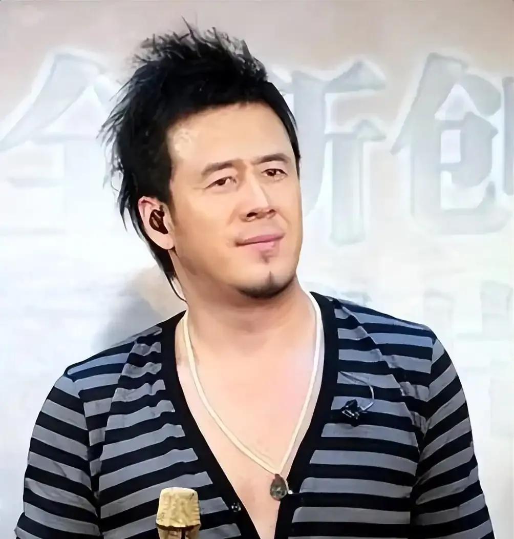 杨坤在中国乐坛什么地位杨坤在华语乐坛的位置挺特别的。2002年那张《无所谓》一出