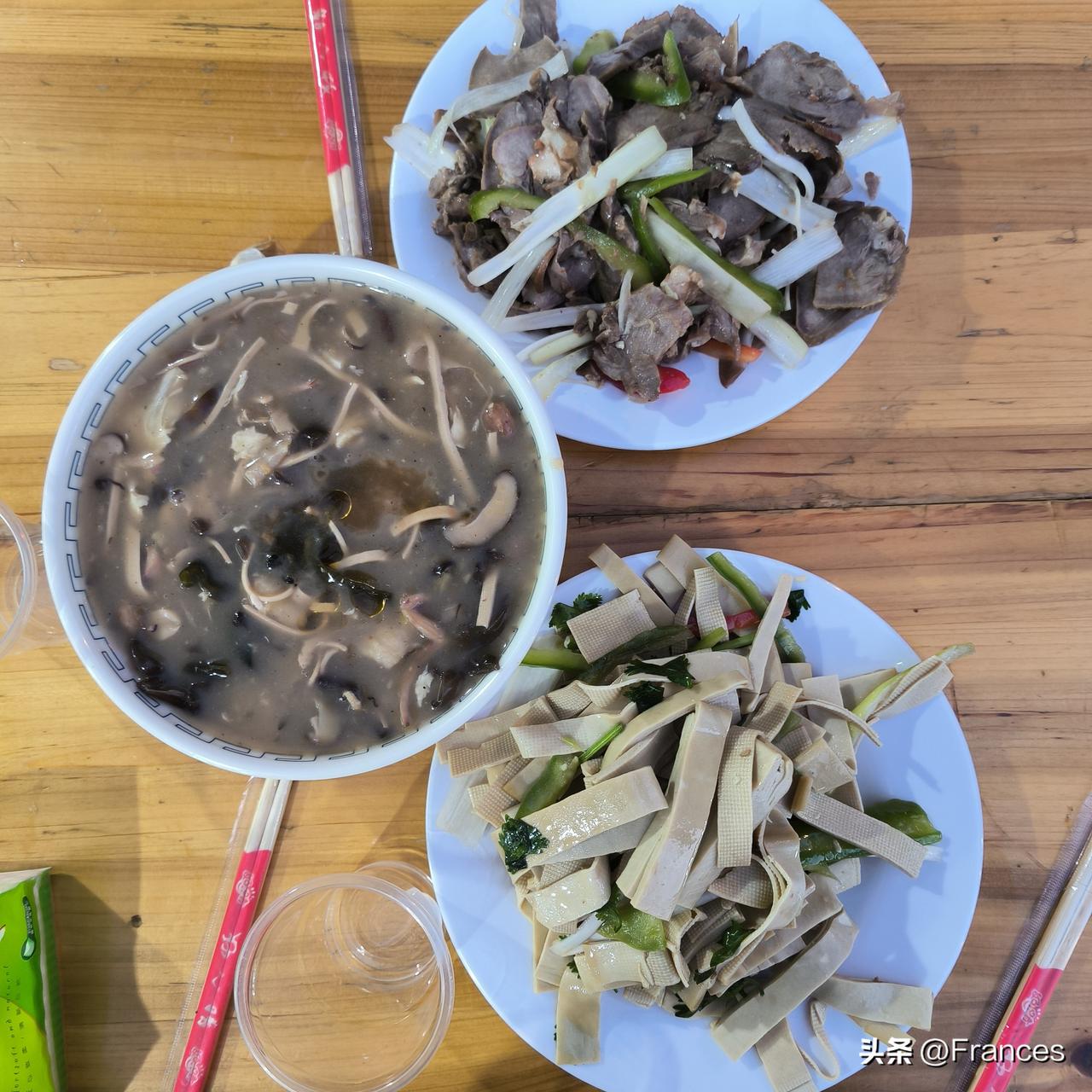 居家过日子，吃三个菜不行吗

今天中午我和瘦哥吃饭，餐桌上一开始摆了三个菜：酱骨
