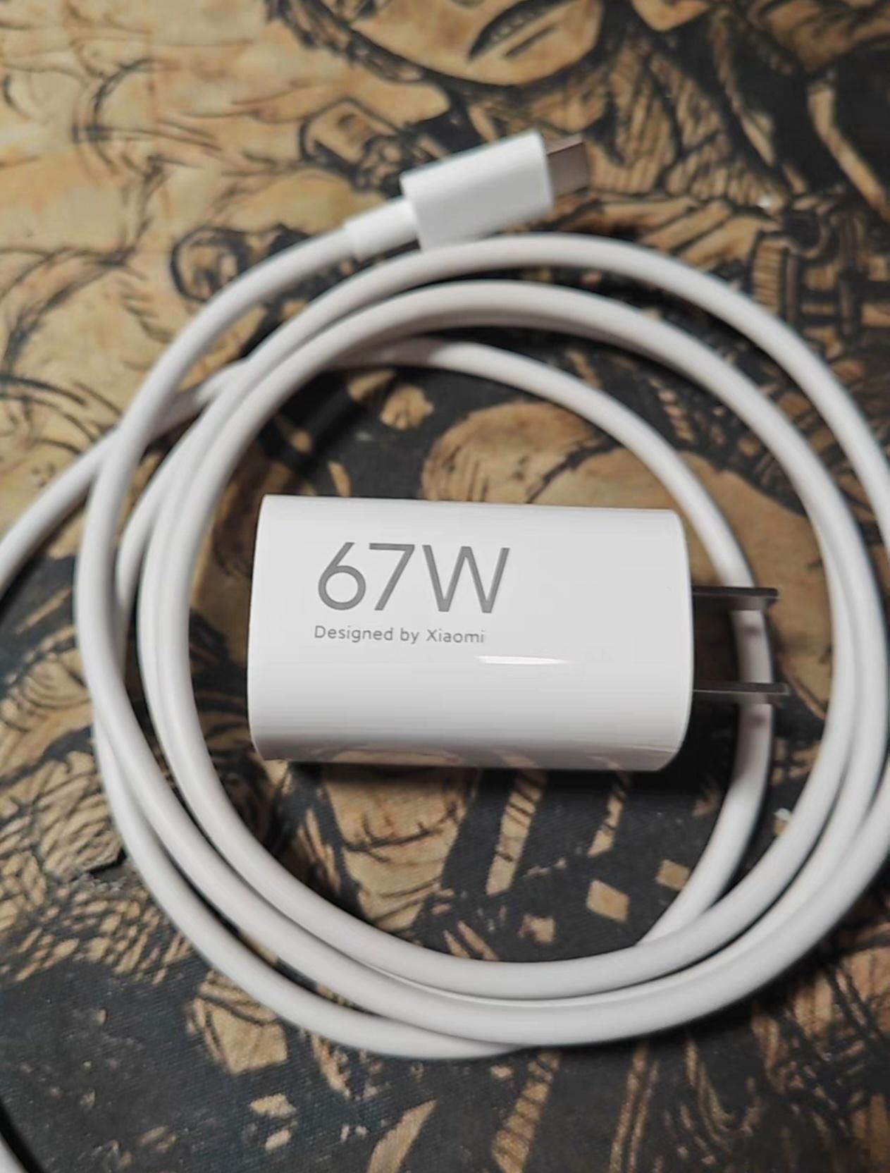 逛闲鱼发现小米还出了个小布丁氮化镓充电器，圆圆的，小小的，好可爱[兔子]跑官网搜