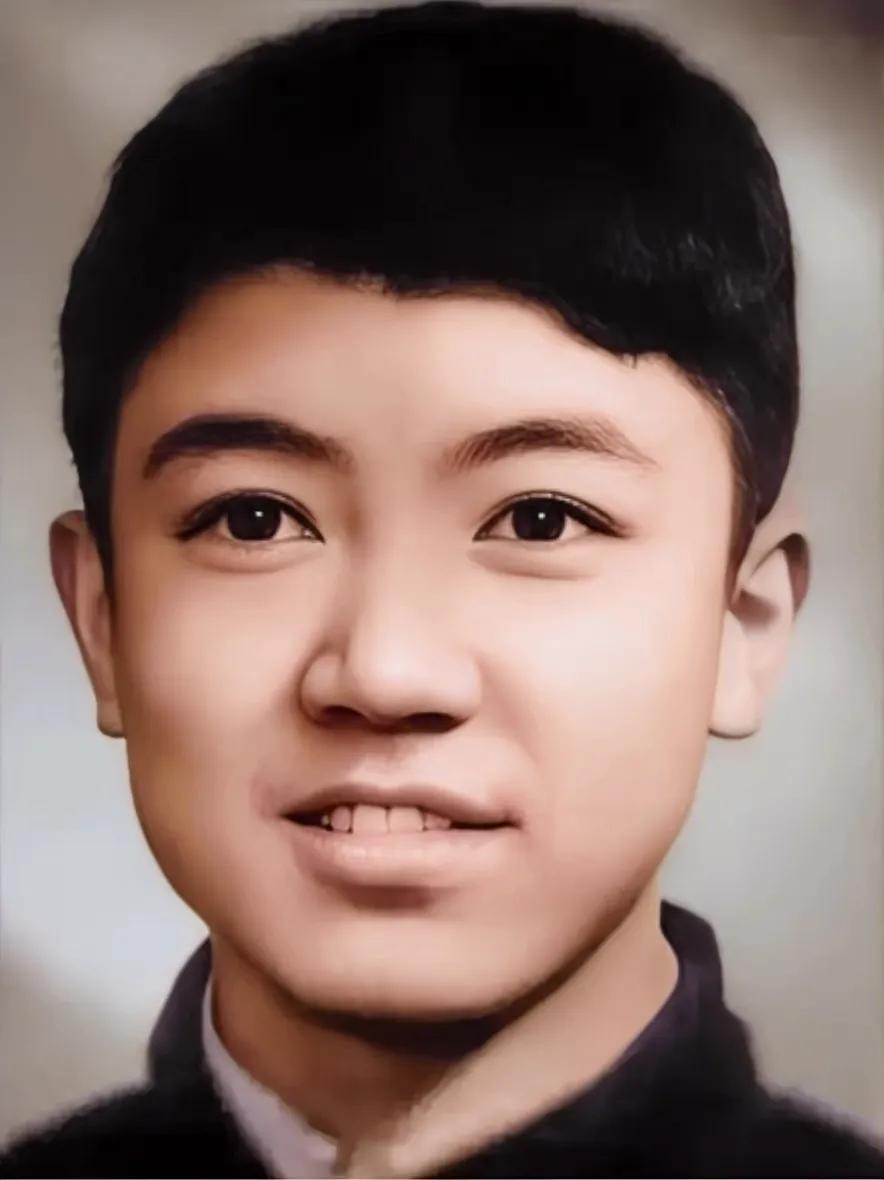 这位少年，大家能一眼认出他是谁吗？有人说，他是村西头李大埋汰家的二小子，村里人都
