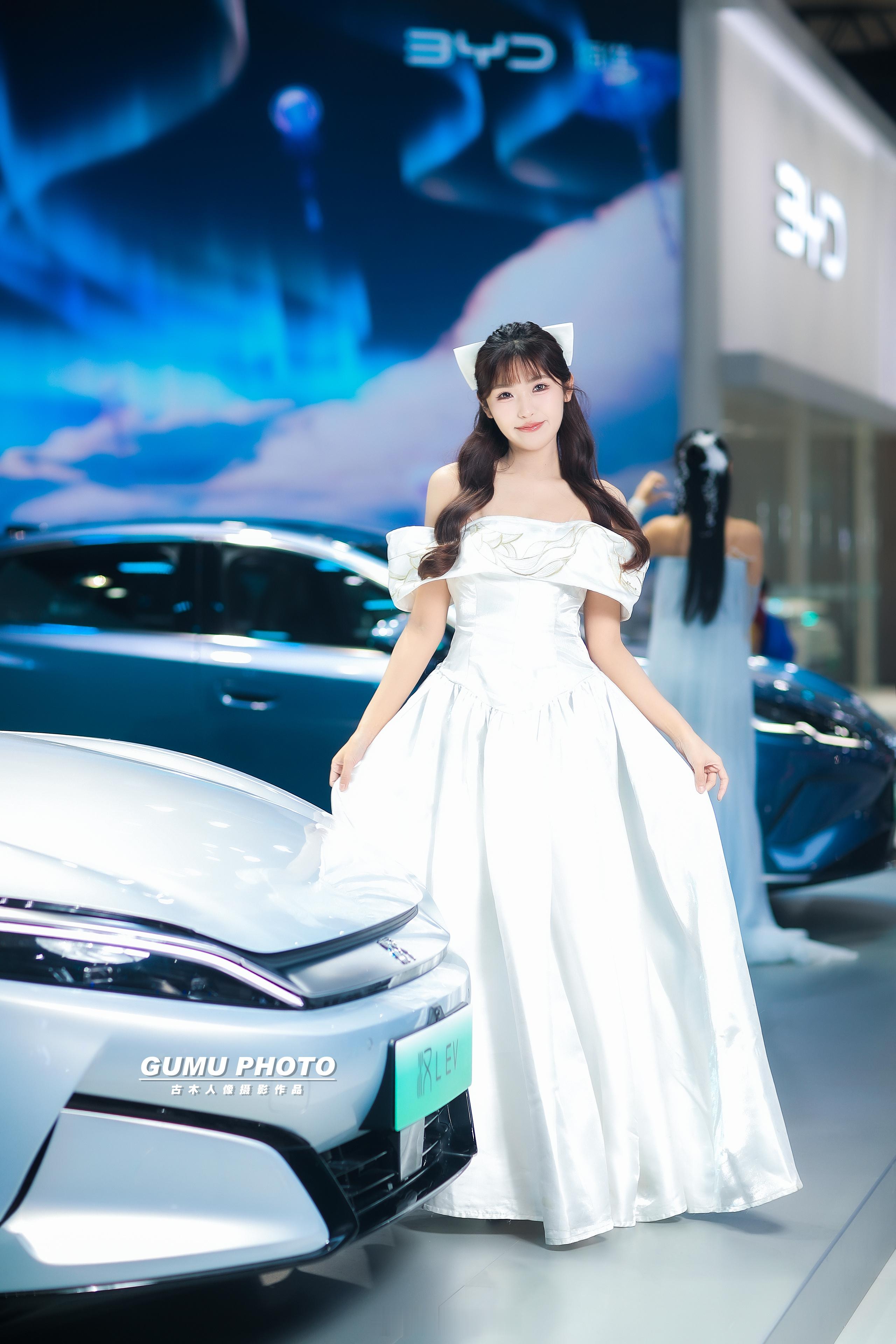 2025重庆汽车消费节比亚迪展台模特小姐姐2025重庆汽车消费节 