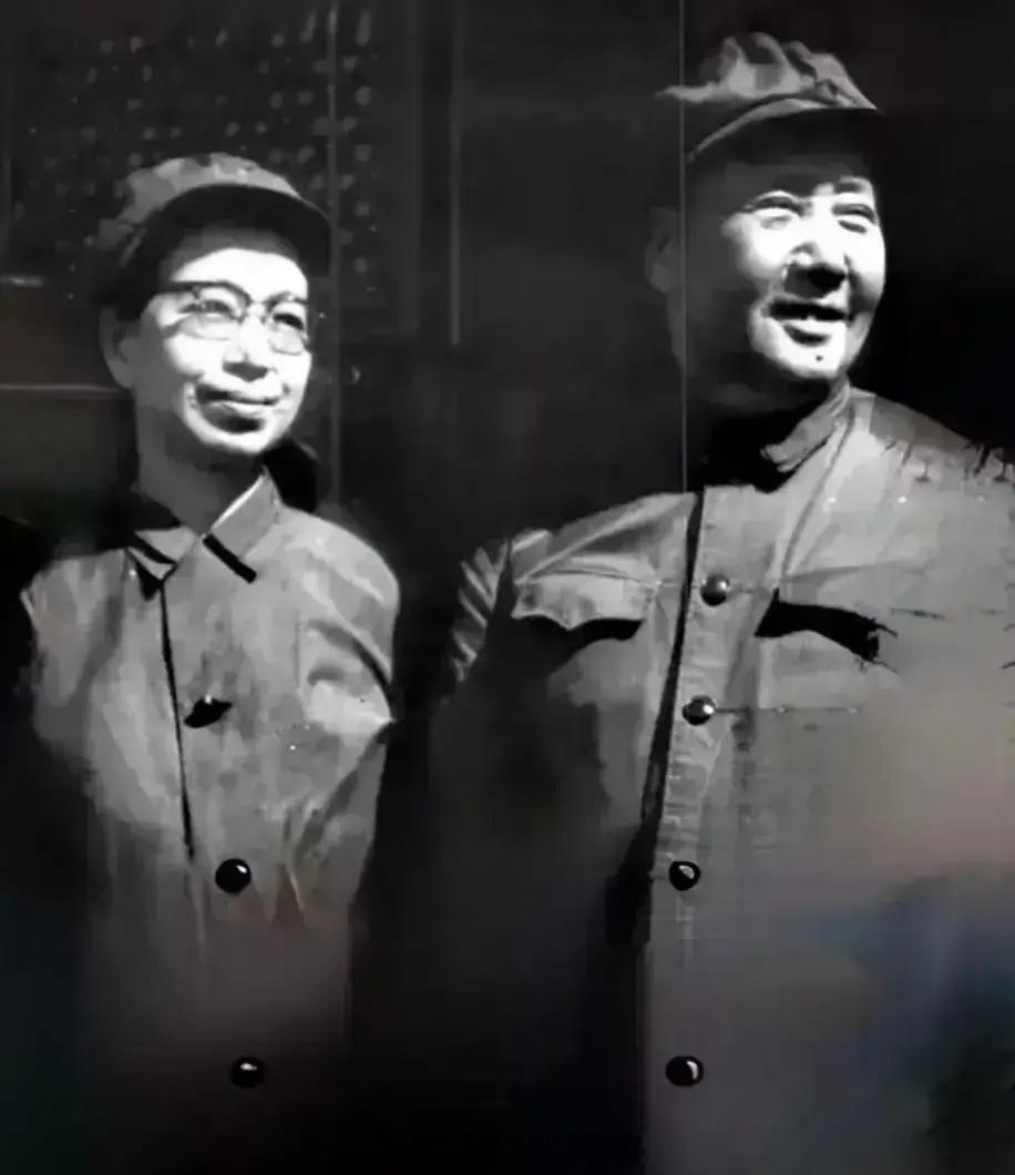 第一次见到毛主席这张照片，他们的帽子衣服颜色都一样。更重要的是看着同一个方向，毛