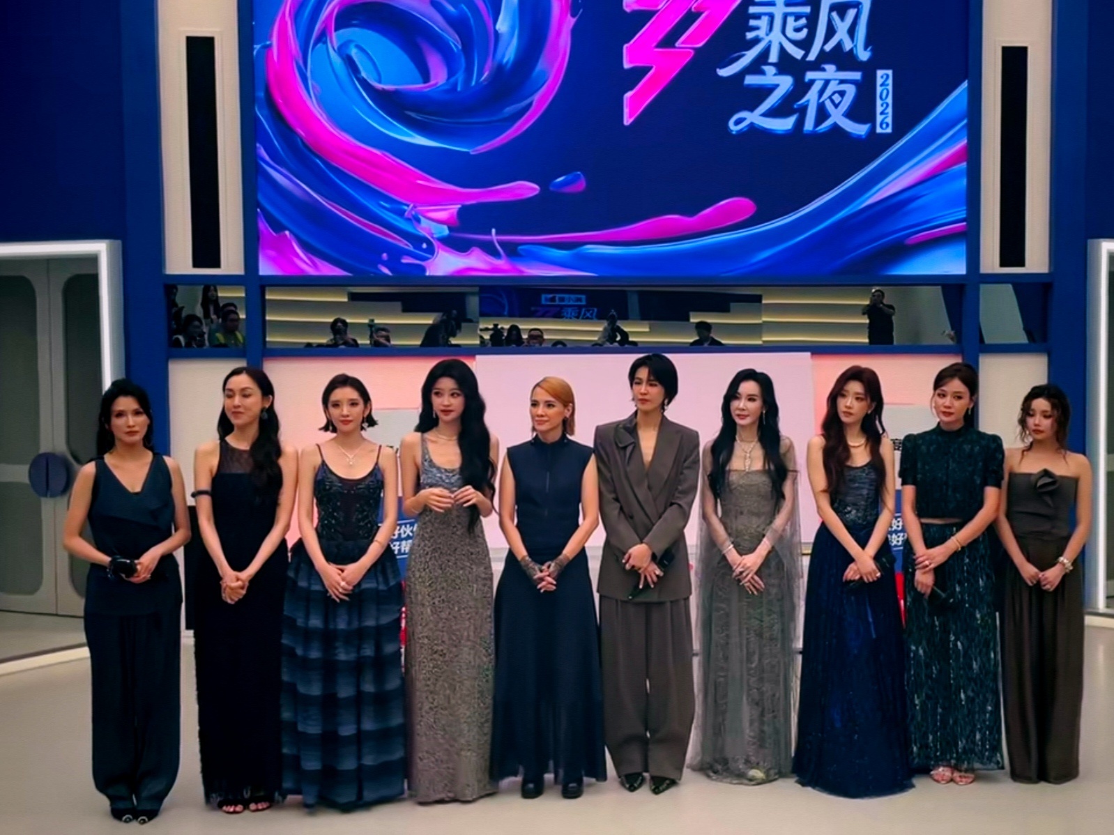 我觉得国台办点名表扬五位台湾姐姐这事挺有意思。曾沛慈拿冠军，萧蔷范玮琪她们也成团