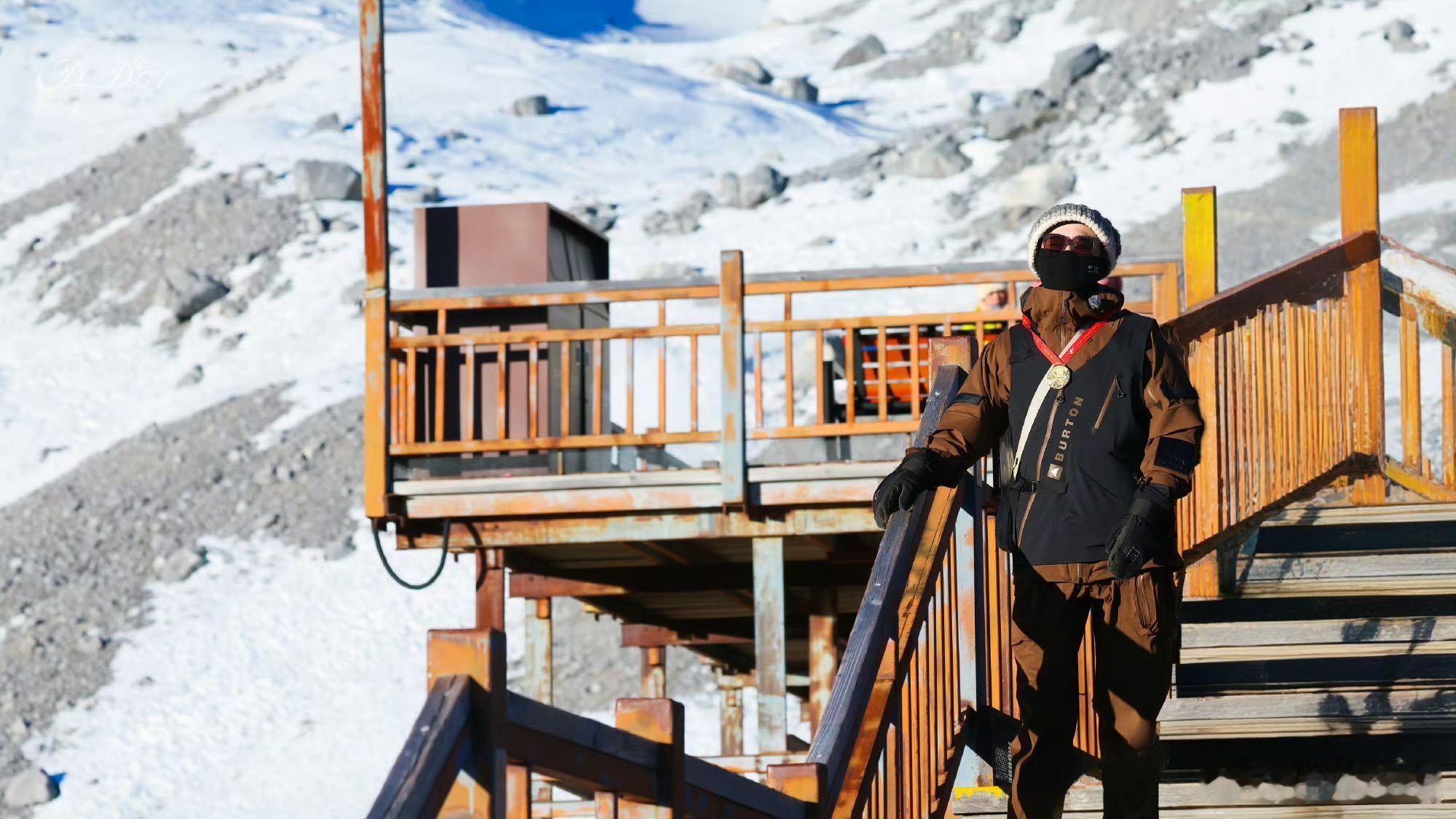 王铮亮快乐老友记路透 挑战雪山，王铮亮用行动说话。带伤完成徒步是职业态度，下山时