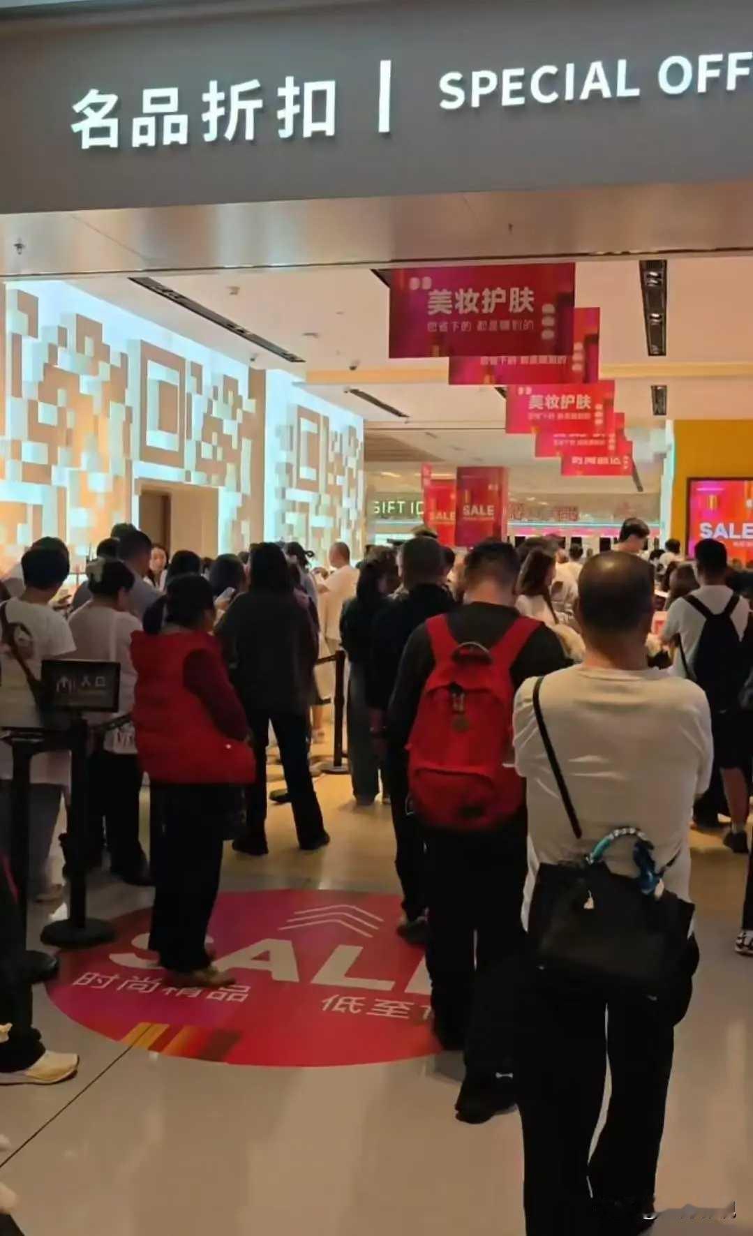 元旦假期，海南免税店彻底火了！作为全岛封关后的第一个节假日，这里的免税城人潮汹涌