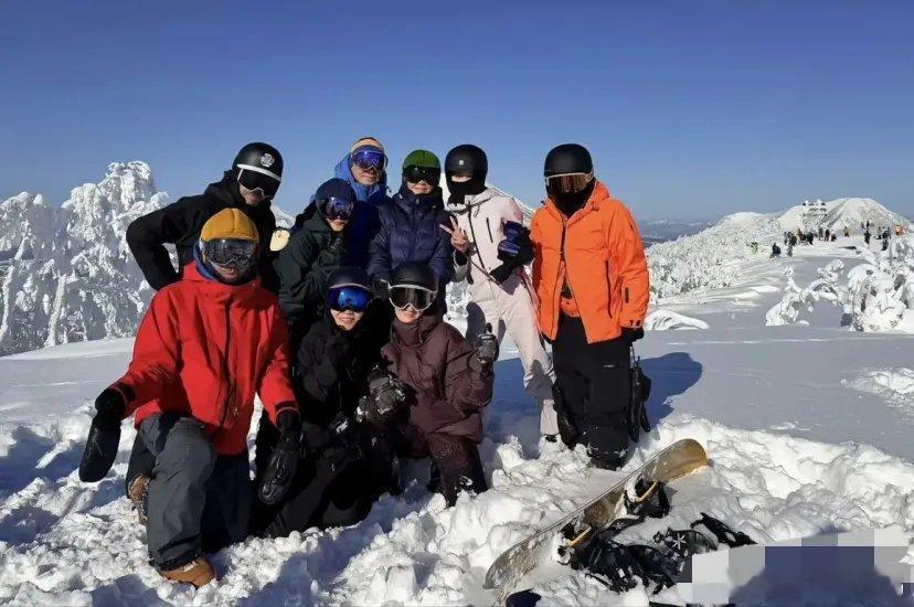 王菲带李嫣和刘嘉玲梁朝伟一起滑雪，谢霆锋在哈尔滨一人吃铁锅炖！算不算同时感受到了