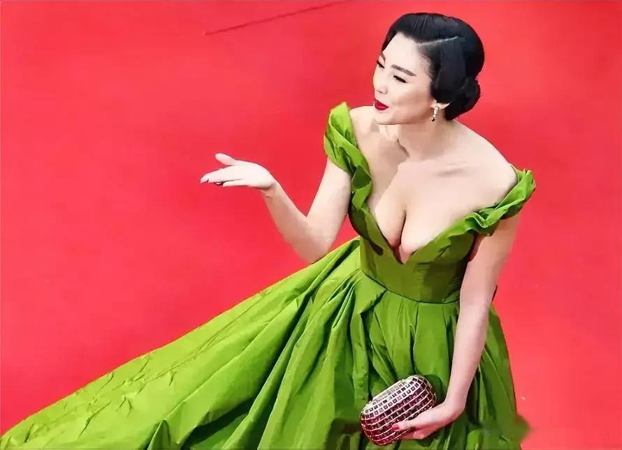 为什么张雨绮二次征战戛纳，都没有留下美名？

第一次征战戛纳，一袭荷叶深V绿色长