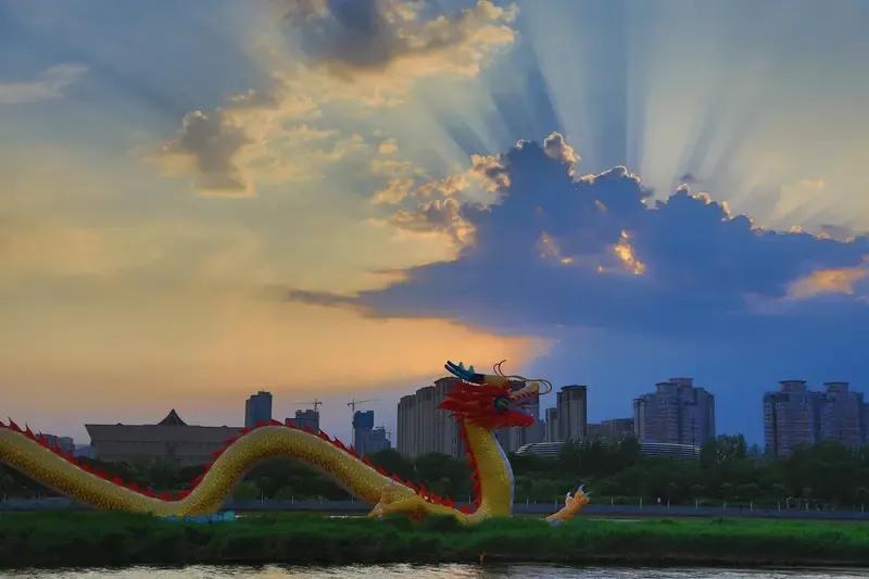 出上：海阔龙腾掀巨浪，
对下：天高凤舞起祥云。
一一一龙凤亲密难平仄。