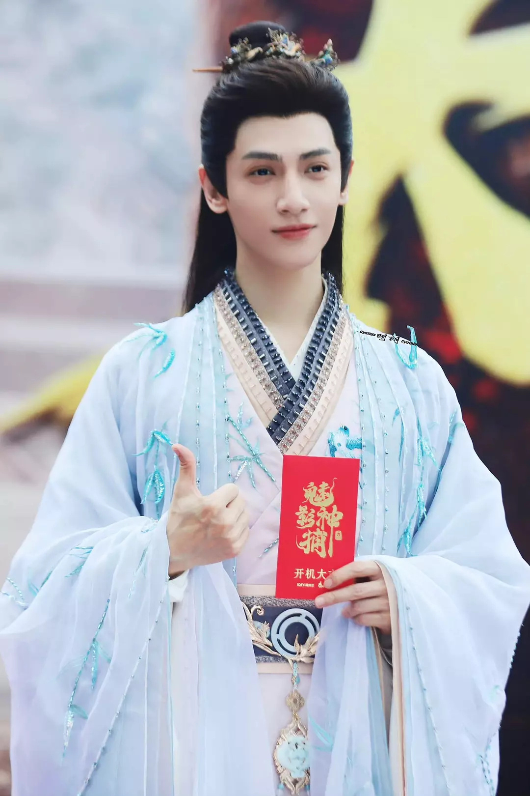 古偶男主为什么每一部剧都穿花枝招展的，各种刺绣珠子往上套，比女演员打扮还漂亮。 