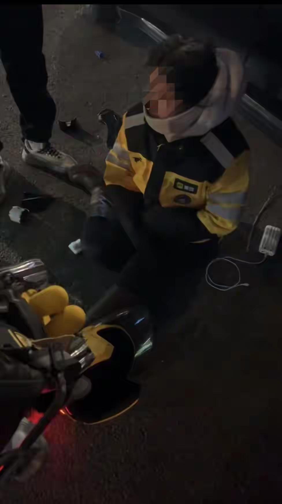 “女骑手跑单不易，更懂彼此的难”，同行遭遇车祸，女骑手暖心相助

“我听见‘咔嚓