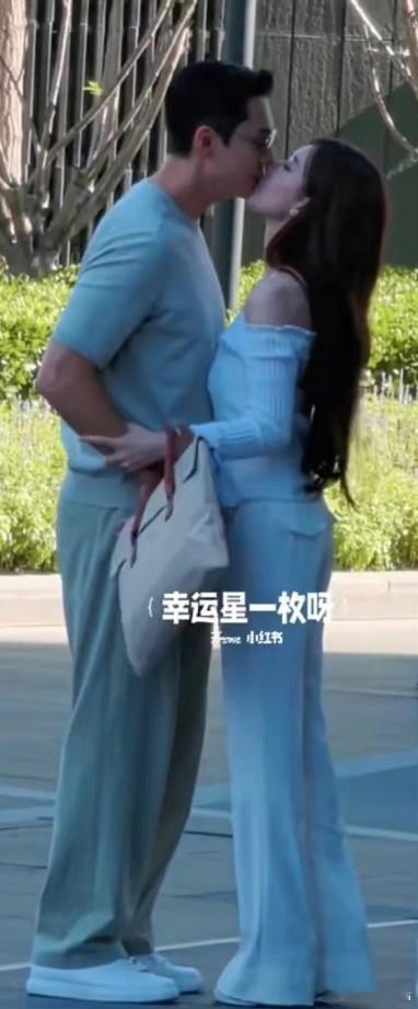赵露思陈伟霆亲吻，高跷踩的稳，妆造公司收钱不干活么，肌肉猛男最不适合的衣服都给他
