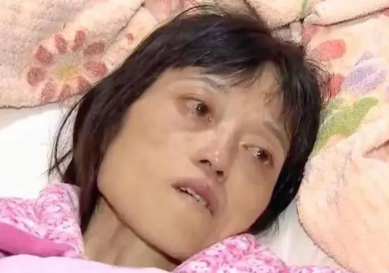 2016年，一单亲妈妈身患绝症临终托孤，不料，亲戚个个哭穷，看着两个年幼的孩子，