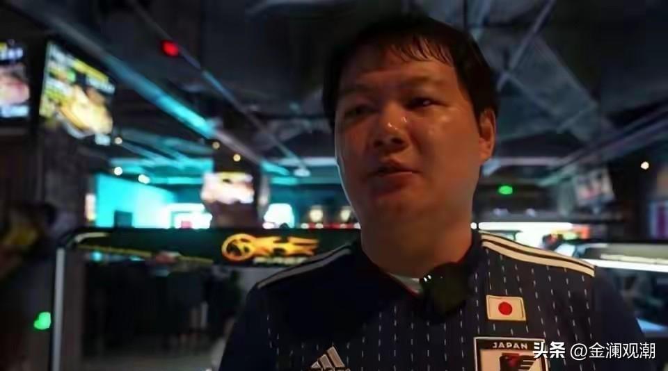 一酒吧几十名“中国球迷”穿着日本队服为日本队呐喊，我们来看看事件组织者范先生是怎