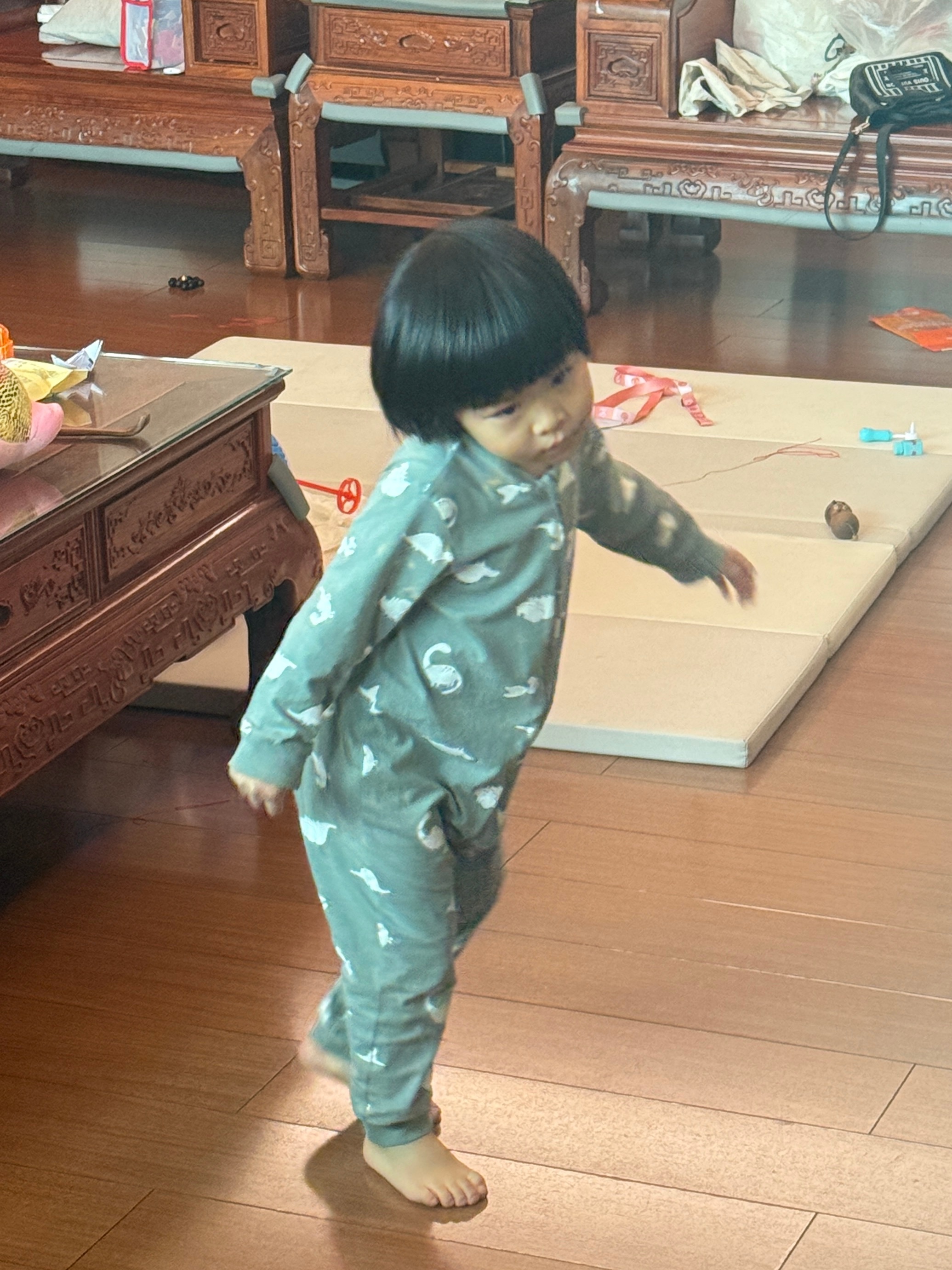 壮志凌云要把孩子弄睡的幼儿园老师和他（本应该在睡觉的）学生 