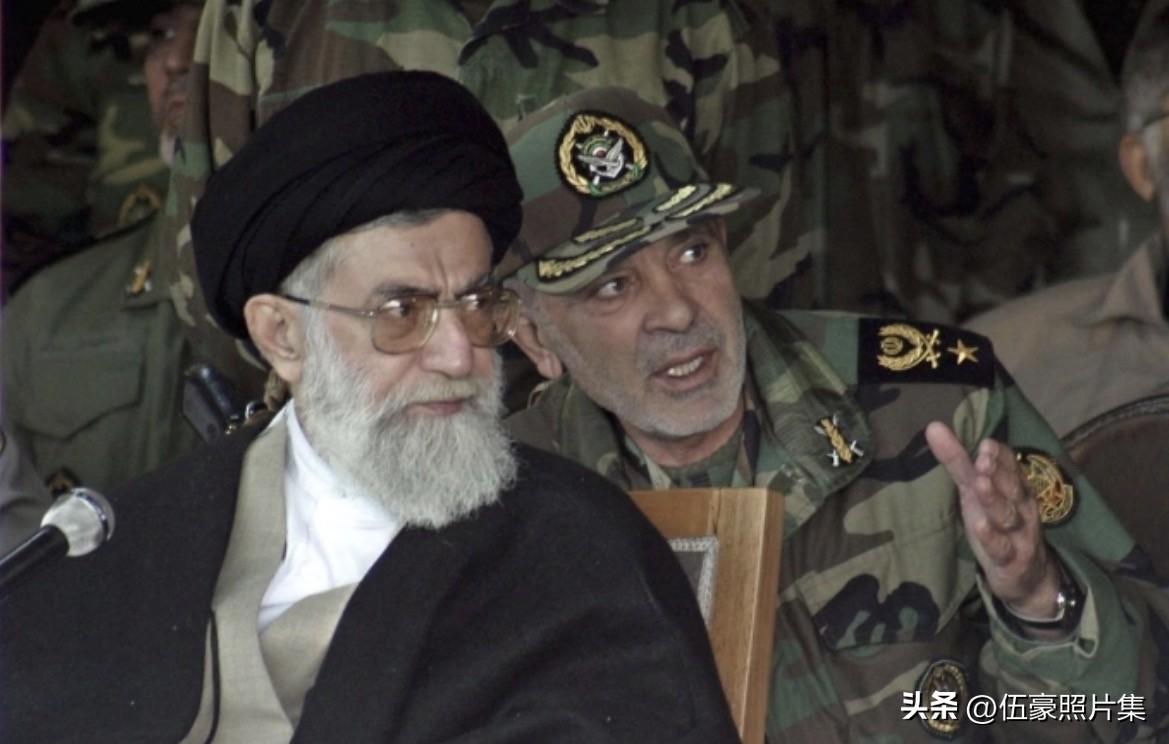 2004年，65岁的阿亚图拉·阿里·哈梅内伊与时年59岁的伊朗陆军地面部队司令纳