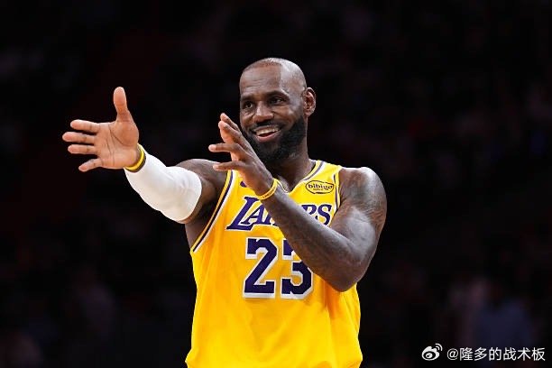 詹姆斯回应那些称他和东里不兼容，湖人没他会更好的言论：“之前我缺席了几周，复出之