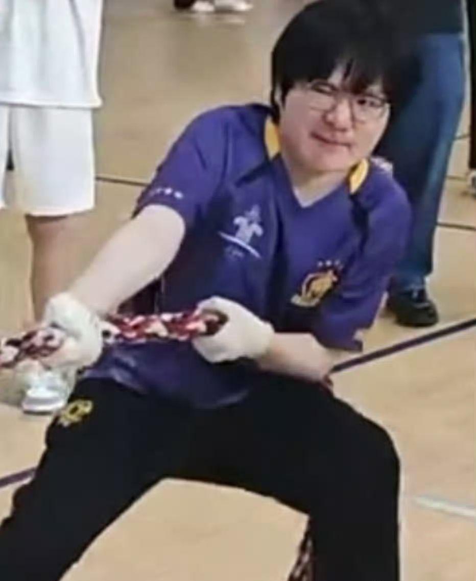 谁也没想到职业选手线下运动状态反差这么大，离谱神态动作笑料不断 ​​​