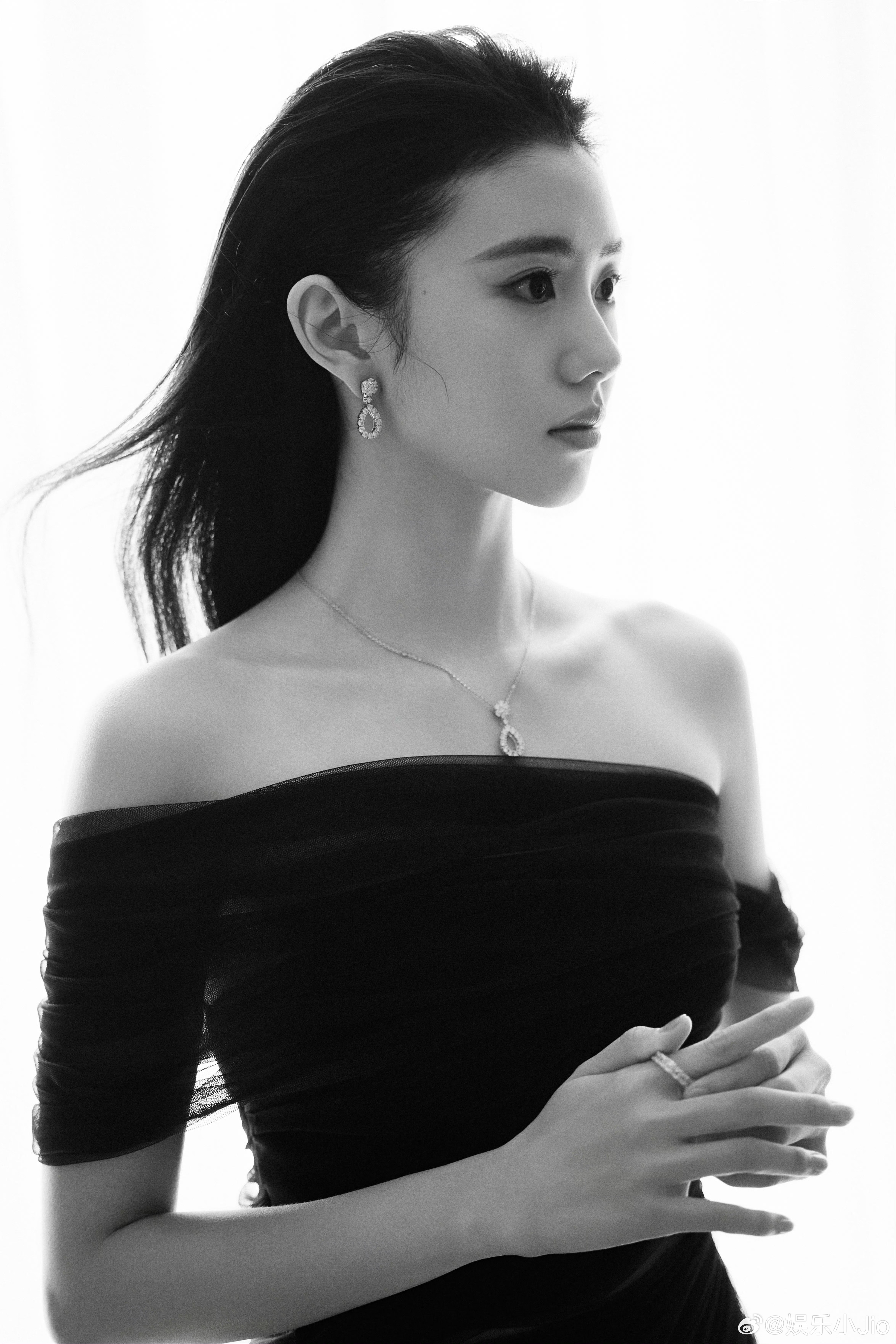 刘浩存长春电影节造型出图，这套简直黑白女王啊好飒的存子，期待今晚的红毯捏[来抱抱