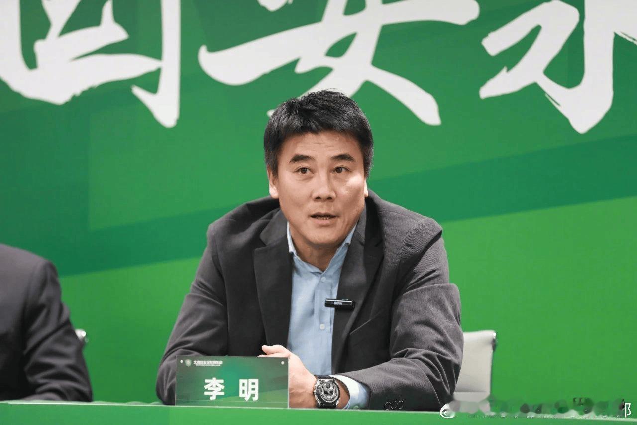 国安球迷的“局气”：对李明，骂过夸过，终是不舍与欢迎
 
国安球迷的情怀，从来藏