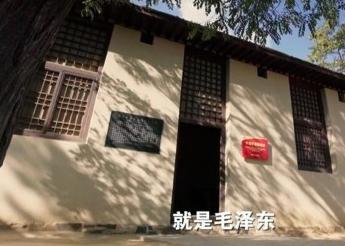 1948年，西柏坡的一间土屋里，毛主席连续三天没合眼，警卫员端着热茶进去，却见主